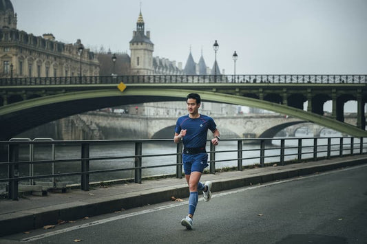 Coureur à Paris avec la tenue Misool