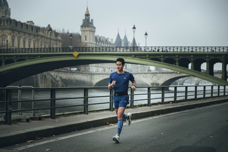 Coureur à Paris avec la tenue Misool